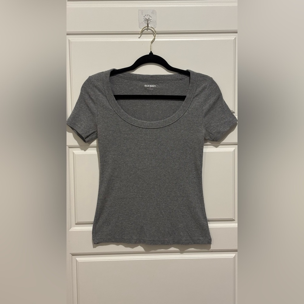 Old Navy Gray Scoop-Neck Fitted Tee – Soft Stretch, Everyday Basic